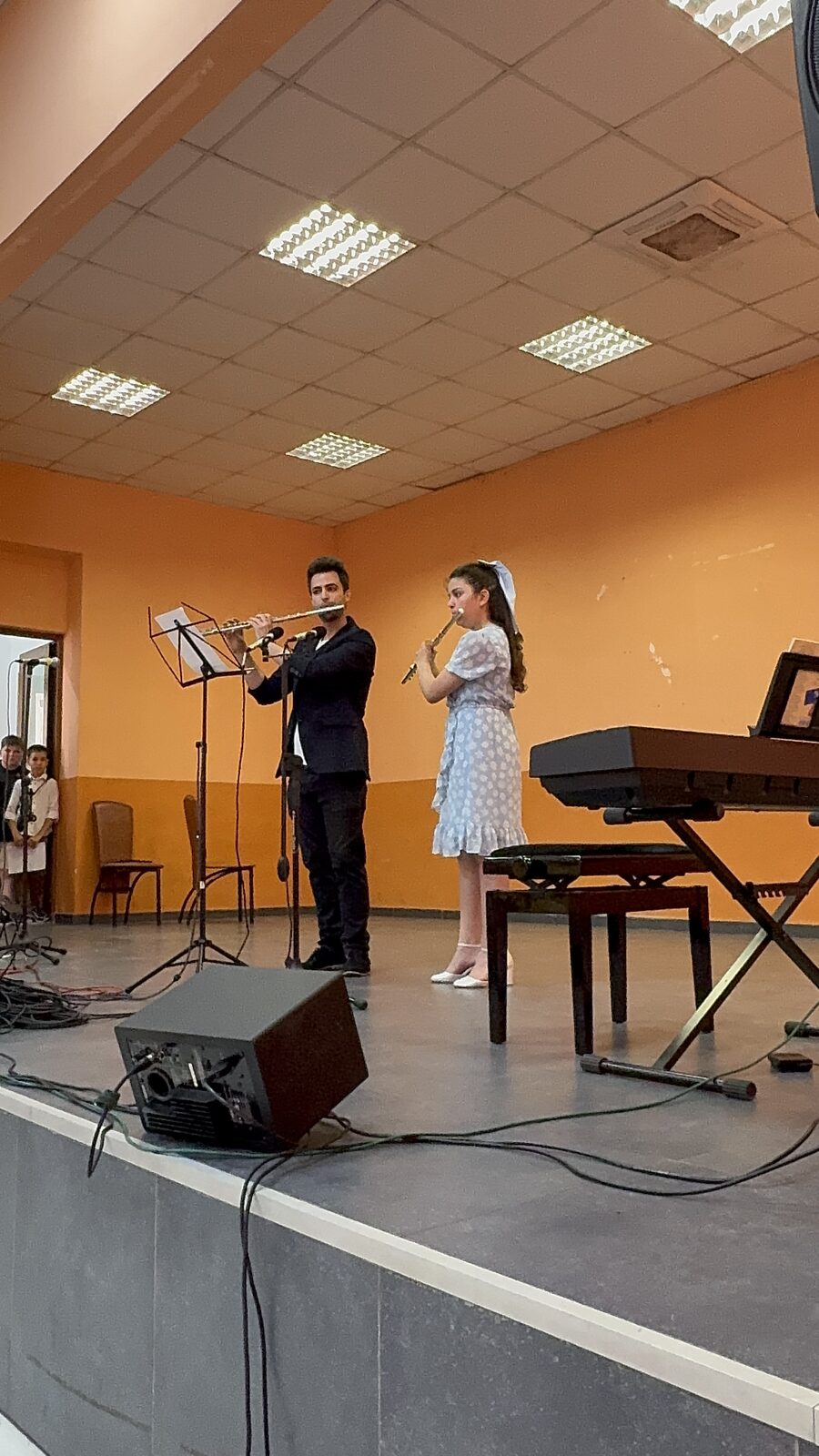 Moment de pe scenă la un concert al academiei 14